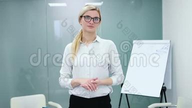 年轻的女心理学家正准备在镜头前用挂图记录她的演讲。